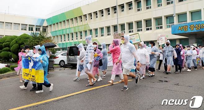 진천 은여울중·고등학교 학생들이 우크라이나 전쟁 참상을 알리고 인류평화에 관심을 촉구하는 거리 캠페인을 하고 있다.© 뉴스1