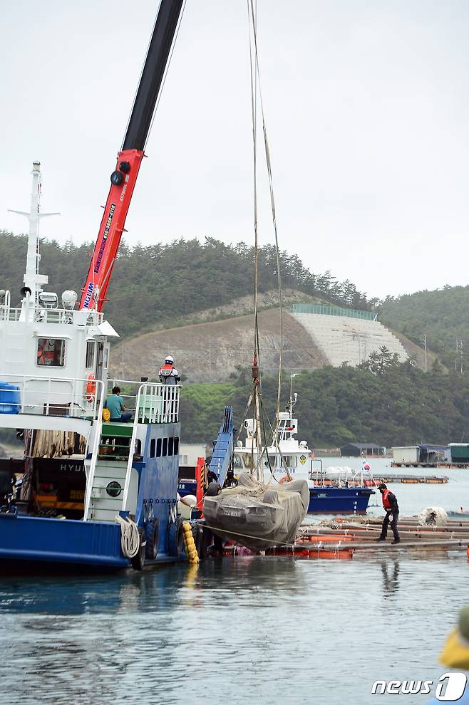 29일 오전 전남 완도군 신지면 송곡항 인근 앞바다에서 경찰이 최근 실종된 조유나양(10) 일가족의 아우디 차량 인양작업을 하고 있다. 2022.6.29/뉴스1 © News1 정다움 기자