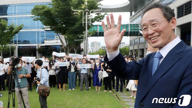 송하진 전북도지사가 29일 전북 전주시 전북도청 앞 광장에서 환하게 웃으며 도청 공무원들과 인사를 나누고 있다. 2022.6.29/뉴스1 © News1 유경석 기자