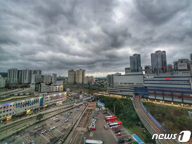 29일 오후 서울 용산역 일대 하늘이 장맛비를 동반한 비구름에 덮여 있다. 2022.6.29/뉴스1 © News1 황덕현 기자