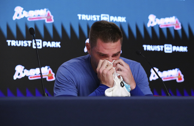 LA 다저스와 6년 계약 후 처음 애틀랜타 브레이브스를 방문한 프레디 프리먼이 지난 25일 기자회견 도중을 눈물을 닦고 있다. AP연합뉴스