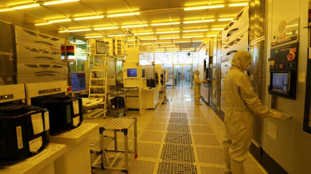 나노종합기술원 연구원들이 삼성에게 양도받은 반도체 장비를 운영하고 있다.(사진=나노종기원)