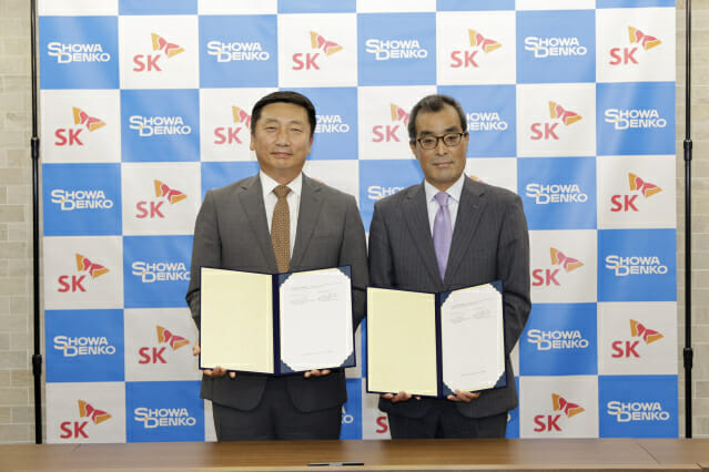 이용욱 SK㈜머티리얼즈 사장(왼쪽)과 야마마스 쇼와덴코 정보전자화학품사업부장이 29일 일본 쇼와덴코 본사에서 업무협약을 맺고 기념 사진을 찍고 있다.(사진=SK㈜머티리얼즈)