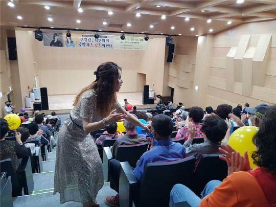 예산군문예회관이 지난 6월 28일 예산군노인종합복지관 금강홀에서 '찾아가는 문화나들이' 일환으로 국악가수 전영랑과 트로트 가수 최연화가 출연한 민족의 음악인 국악과 대세장르를 달리는 트로트가 어우러지는 흥겨운 무대를 선사했다.사진=예산군 제공