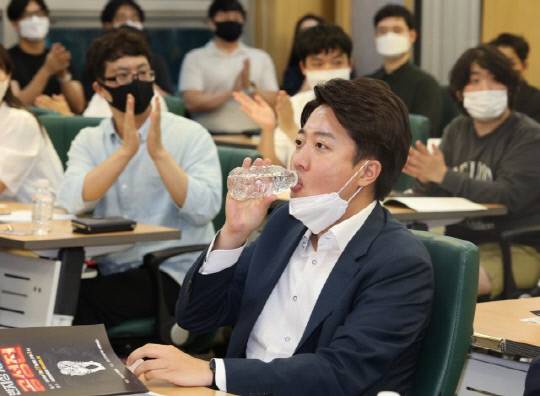 국민의힘 이준석 대표가 27일 국회 의원회관에서 최재형 의원실 주최로 열린 '반지성 시대의 공성전' 세미나에서 물을 마시고 있다. (사진=사진공동취재단)