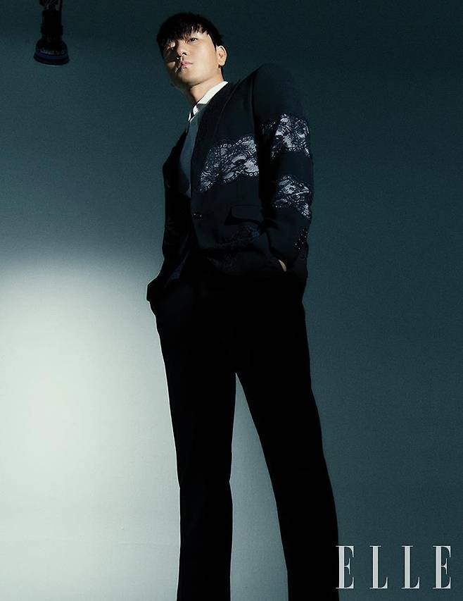 수트 세트업과 셔츠는 모두 Dolce & Gabbana.