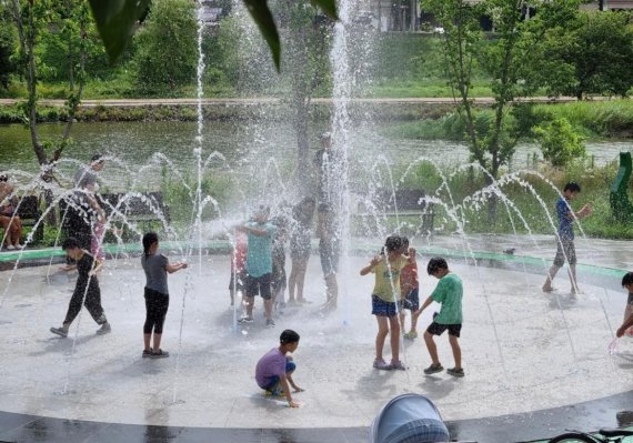 전남 순천시가 오는 7월 1일부터 동천 바닥분수<사진> 등 시내 11개 도시공원 물놀이형 시설을 본격 가동한다.사진=순천시 제공