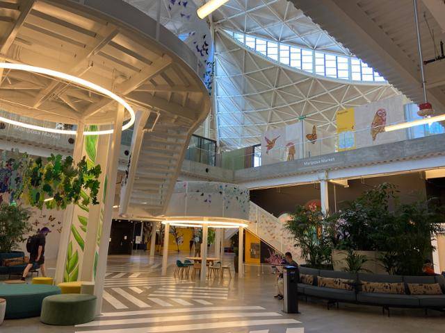 구글 새 사옥 '베이 뷰' 1층은 식당, 라운지 등 소통을 위한 공간이 채우고 있다. 언뜻 놀이공원을 연상케 하는, 단조롭지 않은 인테리어가 눈에 띈다. 실리콘밸리=이서희 특파원