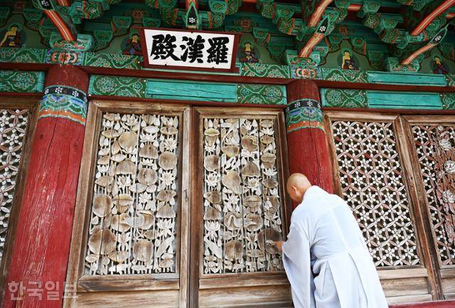 성혈사 나한전 문살은 그대로 하나의 예술 작품이다.