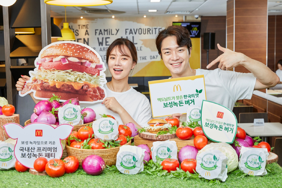 맥도날드가 29일 신사역점에서 '맥도날드가 찾은 한국의 맛' 보성녹돈 버거 출시를 기념해 포토행사를 진행하고 있다. [사진=롯데칠성음료]