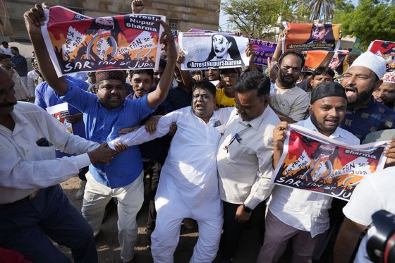 지난 8일(현지시간) 인도 내 무슬림들이 누푸르 샤르마 인도국민당(BJP) 대변인의 체포를 요구하며 시위를 벌이고 있다. [AP=연합뉴스]