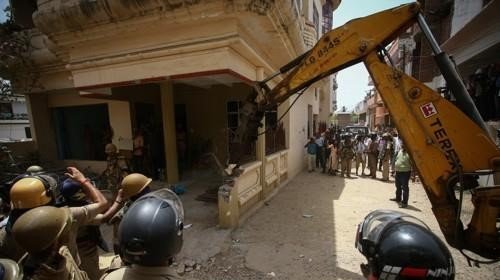 인도 우타르프라데시주에서 무슬림 '시위 주모자'의 집을 철거하는 주 당국. [로이터=연합뉴스]