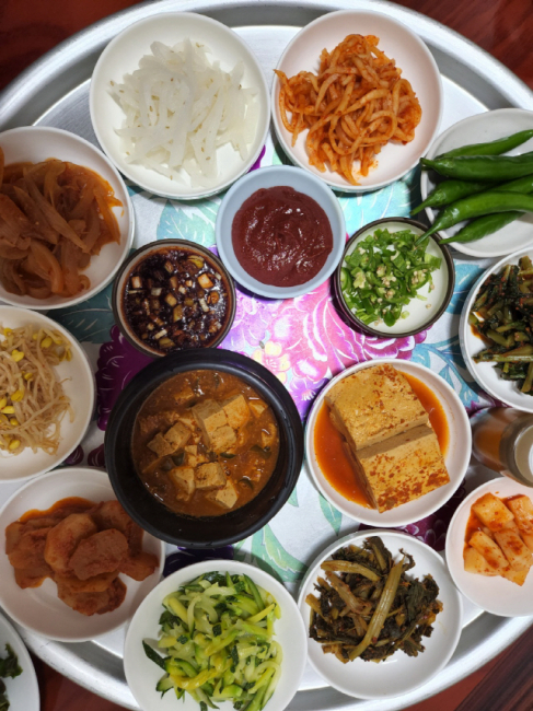 ▲ 정선 나전 번영식당의 대표음식인 ‘보리밥’ 나물 반찬.