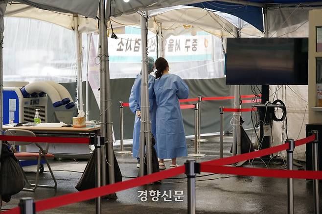 지난 6일 서울역광장 임시선별검사소에서 의료진이 검사 받으려는 시민들을 기다리고 있다. 박민규 선임기자