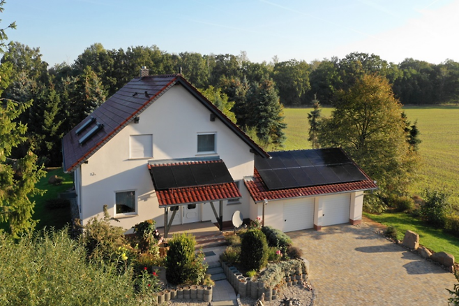독일 브란덴부르크의 한 주택 지붕에 한화큐셀이 제조한 태양광 모듈이 설치돼 있다. 한화큐셀 제공