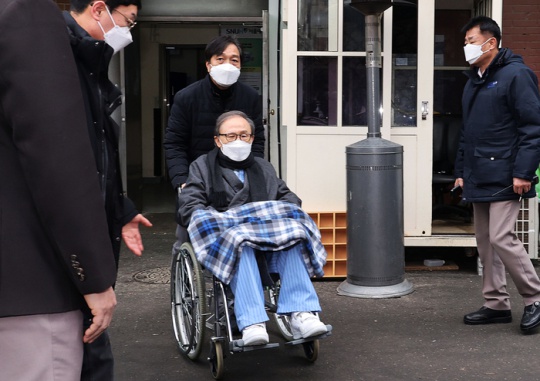 Former president Lee Myung-bak gets on a vehicle heading to Anyang Prison after being discharged from Seoul National University Hospital in Jongno-gu, Seoul where he received treatment. Yonhap News