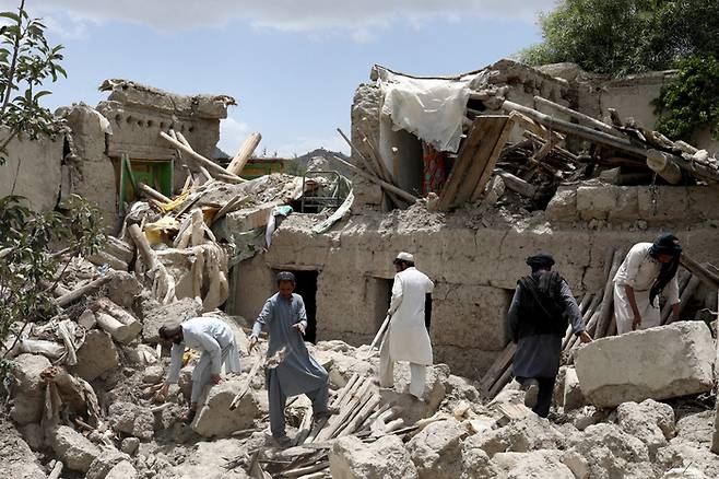 아프간 파크티카주 가이안 주민들이 23일(현지시간) 전날 발생한 강진으로 무너진 집 잔해에서 생존자를 찾고 있다.  | 로이터연합뉴스