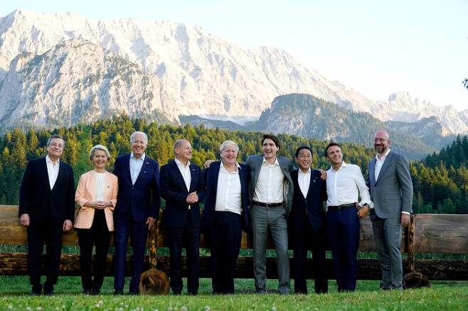G7 정상들이 26일(현지시간) 독일 바이에른주 엘바우성에서 단체사진을 찍고 있다. 왼쪽부터 마리오 드라기 이탈리아 총리, 우르줄라 폰데어라이엔 EU 집행위원장, 조 바이든 미국 대통령, 올라프 숄츠 독일 총리, 보리스 존슨 영국 총리, 저스틴 트뤼도 캐나다 총리, 기시다 후미오 일본 총리, 에마뉘엘 마크롱 프랑스 대통령, 샤를 미셸 EU평의회 상임의장.