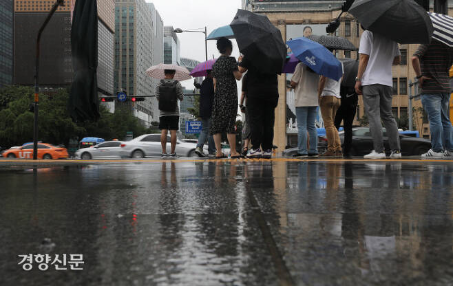 서울지역에 장맛비가 내린 29일 광화문 인근에서 시민들이 우산을 쓰고 신호를 기다리고 있다. /한수빈 기자