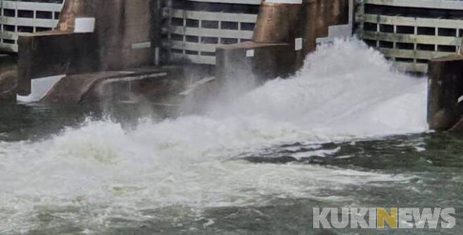 강원지역에 내일까지 많은 비가 예상되자 29일 춘천 의암댐이 수문을 열고 초당 410t의 물을 방류하고 있다.