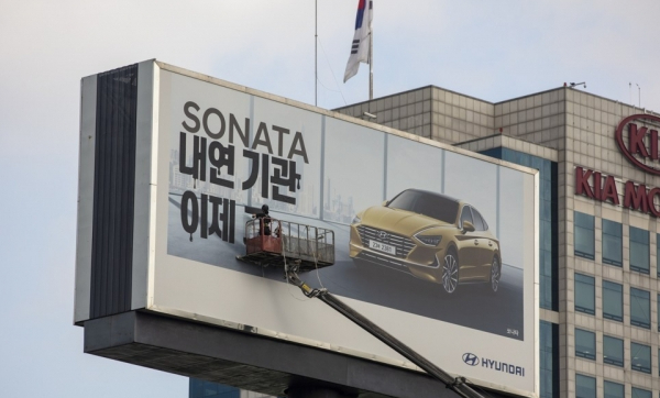 서울 양재동 현대차그룹 사옥 광고판에 '내연기관 이제그만'이라는 낙서를 하고 있는 그린피스. 그린피스 제공. 사진은 기사와 직접적인 관련이 없음