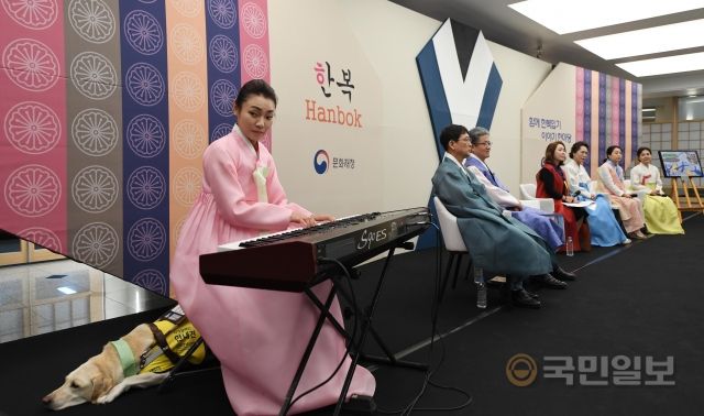 국민의힘 김예지 의원이 28일 서울 종로구 국립고궁박물관에서 열린 '장애인도 편하게 입는 한복 입기' 이야기 한마당에서 피아노 연주를 하고 있다.