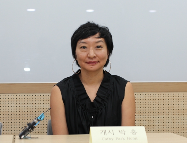 미국에서 주목받는 한인 작가 캐시 박 홍이 28일 서울 광화문의 한 세미나 공간에서 기자간담회를 갖고 있다. 마티 제공