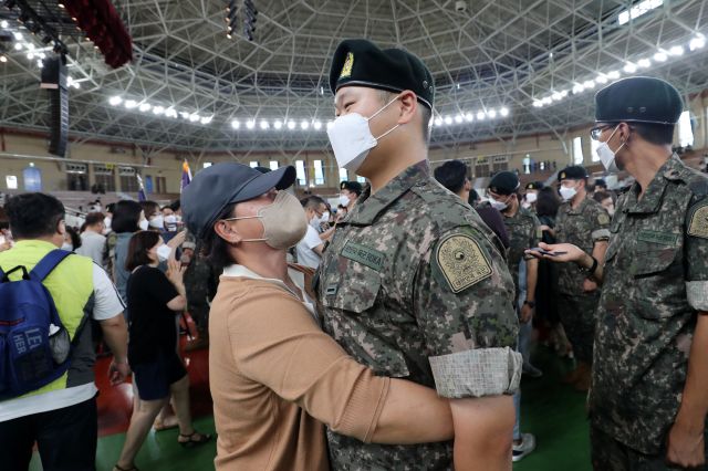 29일 오전 충남 논산 육군훈련소에서 대면 신병 수료식이 열리고 있다. 연합뉴스