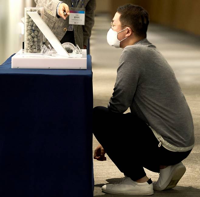 28일 서울 마곡 LG사이언스파크에서 (주)LG 구광모 대표가 친환경 바이오 원료에 대해 설명을 듣고 있다. / 사진 = LG전자 제공