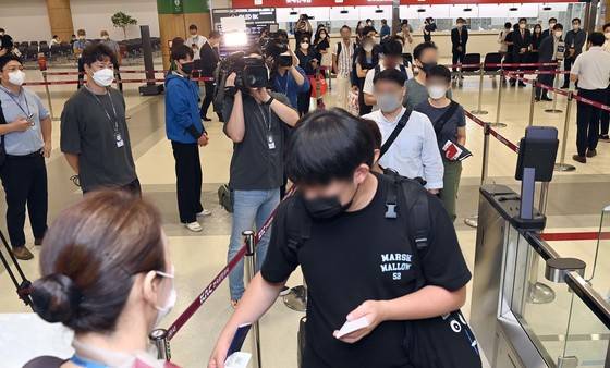 (서울=뉴스1) 임세영 기자 = 김포-하네다 항공노선 운항이 재개된 29일 서울 강서구 김포국제공항 국제선 탑승구에서 항공사 직원이 탑승객들을 안내하고 있다. 이날 코로나19 여파로 운항이 중단된 지 2년 3개월 만에 아시아나항공 OZ1085편과 대한항공 KE707편은 각각 오전 8시 40분과 오전 9시에 승객 50∼60여 명을 태우고 김포공항을 떠나 도쿄 하네다공항으로 향한다. (공동취재) 2022.6.29/뉴스1