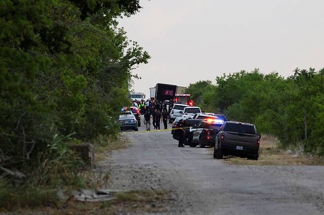 지난 28일(이하 현지시각) 미 방송매체 CNN은 미 텍사스주에 주차된 트럭 안에서 시신이 발견됐다는 소식이 전해진지 하루만에 사망자가 추가됐다고 전했다. 사진은 지난 27일 사고 당일 현장에 도착한 미 경찰. /사진=로이터