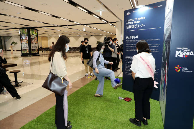 김포공항 웰컴센터 첫 손님이 된 일본인 관광객들이 입국하자마자, 제기차기 등 우리의 전통놀이를 체험하고 있다.