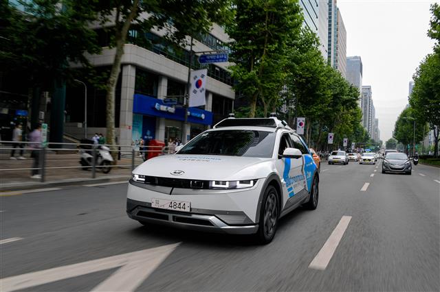 현대자동차의 전용 전기차 ‘아이오닉5’를 기반으로 제작된 자율주행 택시 ‘로보라이드’가 서울의 한 도로에서 시범 운행되고 있다.현대차그룹 제공