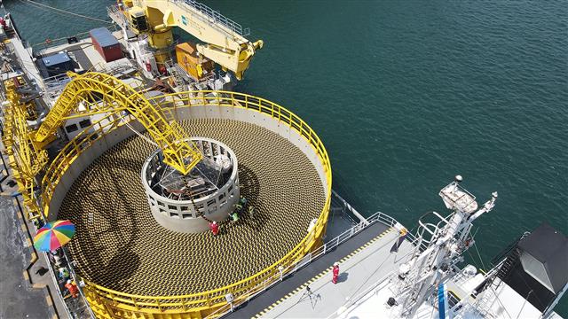 LS전선의 해저케이블이 강원 동해항에서 선적되고 있다.LS그룹 제공