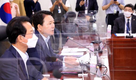 성일종(왼쪽 두번째) 국민의힘 정책위의장 민생안정 특별위원회 4차 회의에서 발언하고 있다. 왼쪽은 특위 위원장을 맡고 있는 류성걸 의원. 연합뉴스