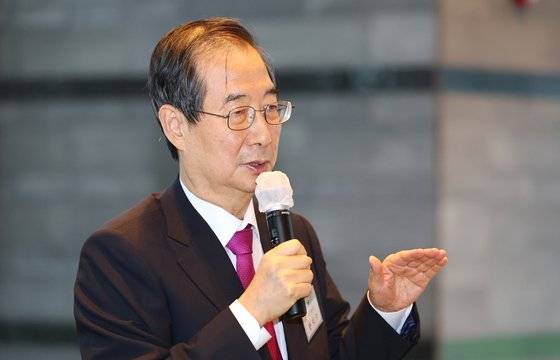 한덕수 국무총리가 28일 세종공관에서 열린 출입기자단 간담회에서 기자들의 질문에 답하고 있다. 연합뉴스