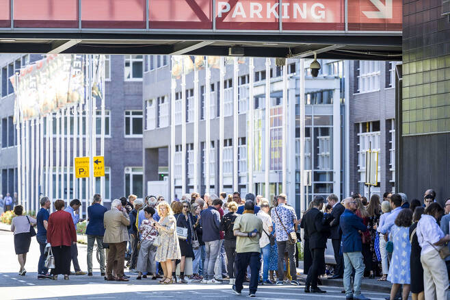 네덜란드 마스트리흐트에 있는 유럽미술박람회(테파프) 전시장에서 28일(현지시간) 강도 사건이 발생한 뒤 건물 밖에 방문객들이 서 있다. (사진=EPA 연합뉴스)