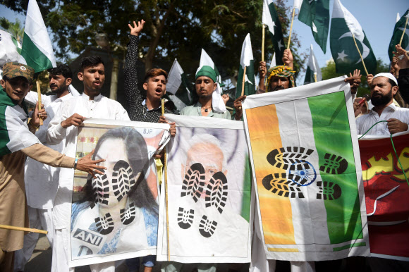 파키스탄 카라치에서 시민들이 인도국민당(BJP)의 전 대변인인 누푸르 샤르마가 이슬람교 창시자 무함마드에 대해 ‘모욕 발언’을 한 것과 관련해 시위를 벌이고 있다. 20221.6.26 AFP 연합뉴스