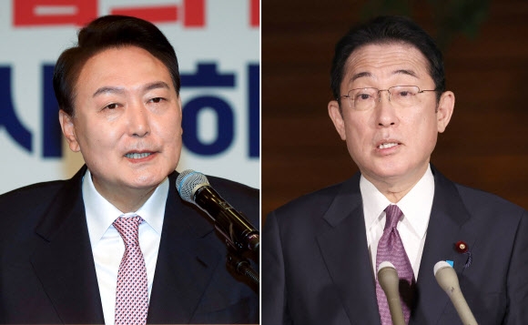 - 윤석열(왼쪽) 대통령 당선인과 기시다 후미오 일본 총리. AFP 연합뉴스