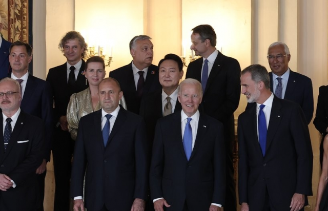 윤석열 대통령이 28일(현지시간) 스페인 마드리드 왕궁에서 열린 펠리페 6세 스페인 국왕 내외 주최 만찬에 참석해 조 바이든 미국 대통령 등 참석자들과 기념촬영을 하고 있다. 연합뉴스