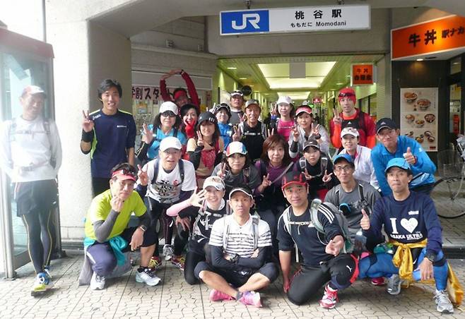 2013년 달리기 모임 친구들과 함께한 일본 오사카 순환선 19개 역 달리기. 이곳은 모모다니역이다. ⓒ이범준 제공