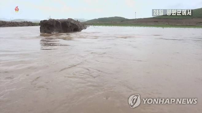 폭우로 물에 잠긴 북한 농경지 (서울=연합뉴스) 장마가 시작된 북한에 연일 폭우와 집중호우가 쏟아지고 있다. 28일 조선중앙TV는 어젯밤부터 오늘 새벽까지 평양시를 비롯한 북한 각지에서 폭우를 동반한 많은 비가 내렸다고 보도했다. 사진은 폭우로 평원군의 농경지가 물에 잠긴 모습.[조선중앙TV 화면] 2022.6.28 
    [국내에서만 사용가능. 재배포 금지. For Use Only in the Republic of Korea. No Redistribution] nkphoto@yna.co.kr
