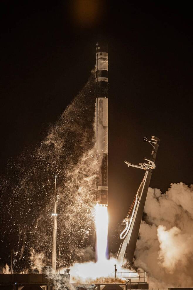 달 우주정거장 '게이트웨이' 궤도 시험할 위성 싣고 발사되는 로켓랩 일렉트론 로켓 [Rocket Lab 제공/ AP 연합뉴스/ 재판매 및 DB 금지] photo@yna.co.kr