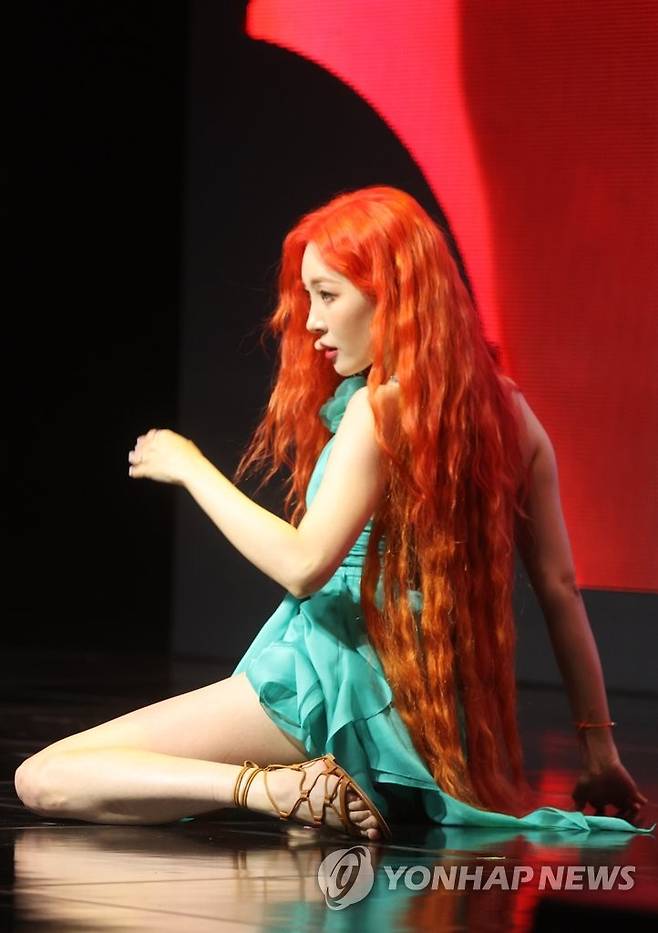 선미 컴백 (서울=연합뉴스) 류효림 기자 = 가수 선미가 29일 오후 서울 마포구 서교동 신한pLay 스퀘어에서 열린 새 앨범 '열이올라요' 발매기념 쇼케이스에서 앨범 수록곡 무대를 선보이고 있다. 2022.6.29 ryousanta@yna.co.kr