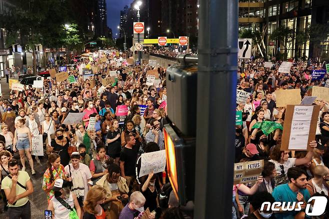 미국 연방 대법원이 24일(현지시간) 낙태를 헌법상 권리로 인정한 판계를 뒤집으면서 미국 뉴욕에서 반대 시위가 벌어졌다. © 로이터=뉴스1 © News1 국제부 공용 기자