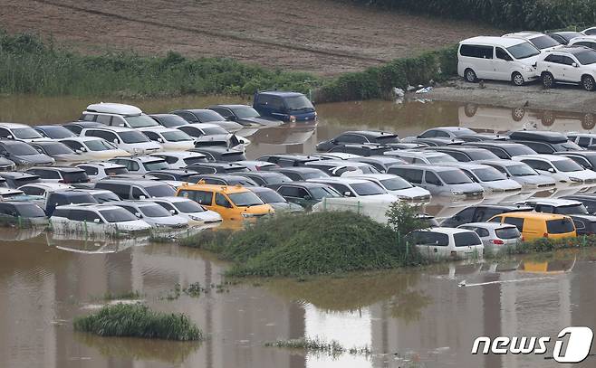 30일 오후 경기 수원시 권선구의 한 중고차 매매단지에 기습적으로 내린 폭우로 인해 미처 나오지 못한 중고차량들이 물에 잠겨있다. 2022.6.30/뉴스1 © News1 김영운 기자