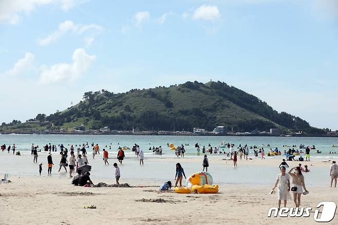 개장을 하루 앞둔 30일 오후 제주시 한림읍 협재해수욕장에서 도민과 관광객들이 물놀이를 즐기고 있다. 7월1일 도내 12개 해수욕장이 일제히 개장하면서 본격적인 피서철이 시작된다.2022.6.30/뉴스1 © News1 고동명 기자