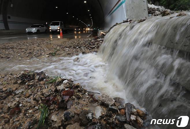 전국 대부분 지역에서 밤부터 강한 비가 내리면서 농작물 침수와 낙과, 토사 유출 피해 등이 발생하고 있는 가운데 30일 오전 경기 용인시의 한 도로에 토사가 유출돼 1개 차로의 통행이 통제되고 있다. 2022.6.30/뉴스1 © News1 김영운 기자