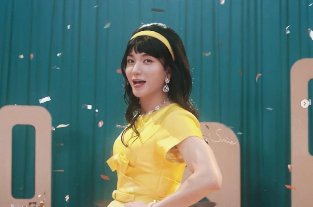 Super Junior Leeteuk has done a more beautiful dress than a woman.On the 30th, Leeteuk posted a picture on SNS saying, Its very shocking. The confirmation is #dontwait #Music Video.Leeteuk in the open photo is a perfect woman with a bright yellow dress and a headband. Leeteuk is also a close-up figure and boasts a refreshing visual.In particular, musical actor Lee Ji-hoon, who saw Lees photo, responded, I think I saw it in the past. The choreographer Aiki responded, What is your brother?Meanwhile, Super Junior will release Regular 11th Vol.1 The Road: Keep on Going through various online music sites at 6 pm on July 12th.