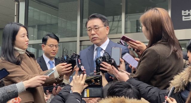 신한은행 채용 비리 혐의 재판 후 신한금융지주 조용병 회장이 말하고 있다.(사진=지디넷코리아)